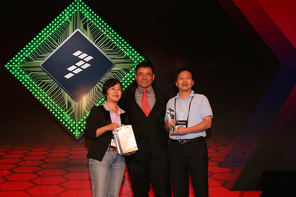 图三 : 飞思卡尔亚太区总裁汪凯（中）与本届FTF创新奖得主合影。