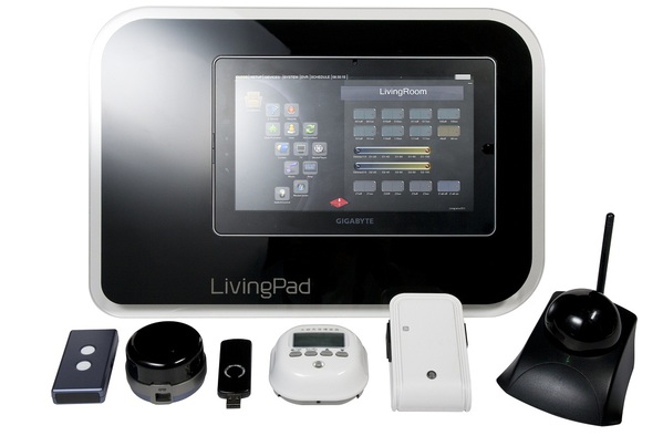 圖二 :  LivingLab的操控板及感測裝置