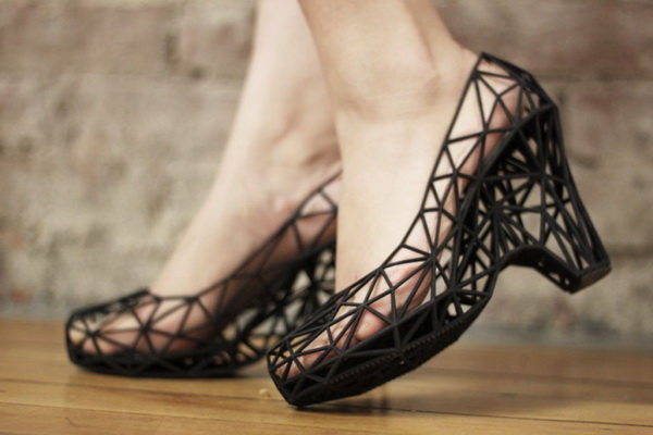 图四 : 图为3D打印印出的客制鞋子。不久，人们可以打印出明天想要穿的衣服、鞋子、首饰以及包包。