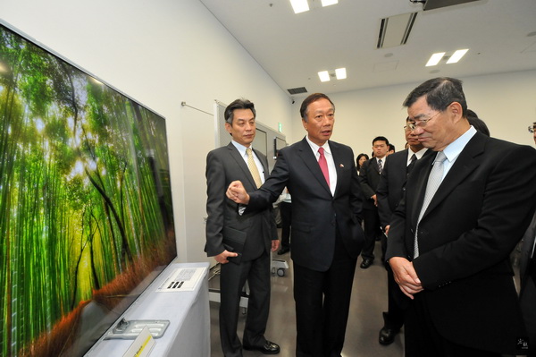 图二 : 郭台铭董事长正介绍该公司的面版产品