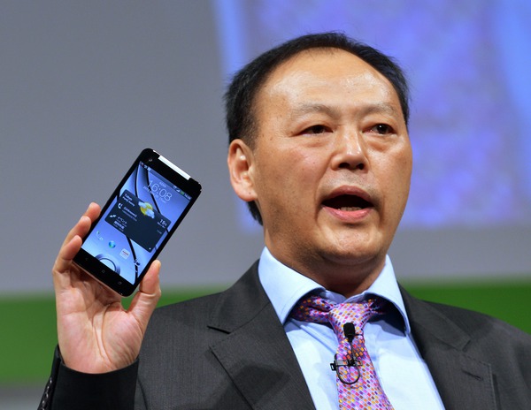 图一 : HTC总经理周永明在日本与KDDI合作推出HTC J，开展新的胜利方程序（Source: 法新社）