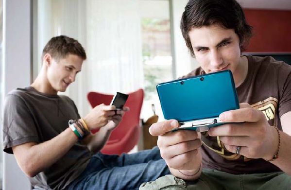圖一 :  3DS設計概念跟前一代產品很相似，且透過無線傳輸可免費下載遊戲軟體和其他特殊的服務。