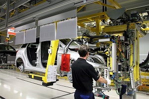 图二 : 汽车制造已高度自动化，在同一条生产在线就完成生产流程的许多任务作，而且只需一名管理工程师（图片来来源：Mercedes Benz）