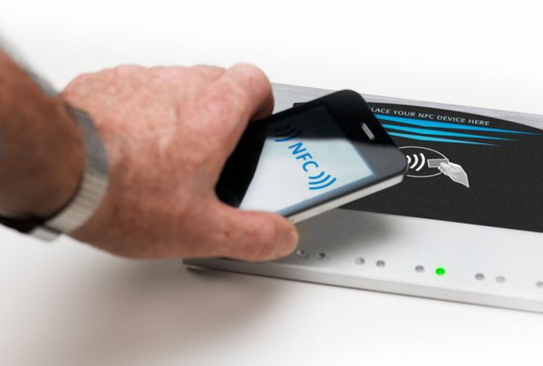 图一 : 手机信用卡刷卡消费已成趋势，让NFC的应用快速起飞，但安全性的疑虑仍然存在。