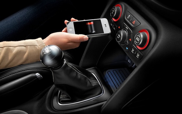 图三 : 在汽车中控面板加入充电板，对用户接受度将有很大的帮助。