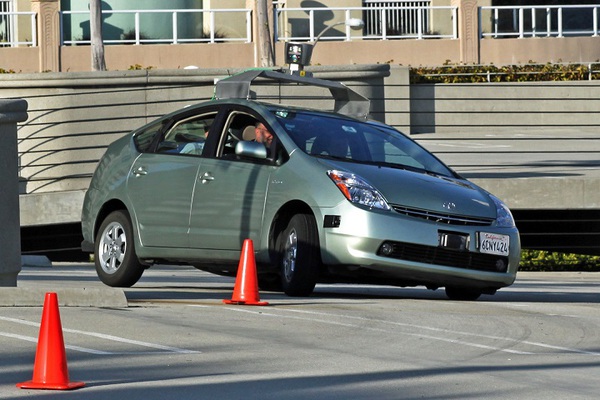 圖二 :  Google無人自動駕駛車上路至今已累積50萬哩路程。（圖/upload.wikimedia.org）