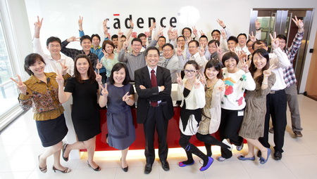图二 : Cadence台湾团队。中为张郁礼博士。