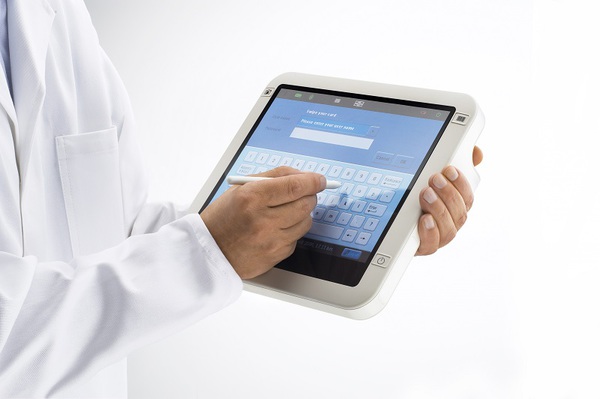 图一: 利用专用的平板电脑，即能为病人进行即时诊断，资通讯技术其实功不可没。 （Source:Philips）