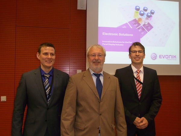 圖一 : 德國贏創（Evonik Industries AG）公司電子解決方案事業部副總裁Ralf Anselmann博士（中）、資深專案經理Alexey Merkulov博士（左）、行銷總監Daniel Katterbach（右）（攝影：柳林緯）