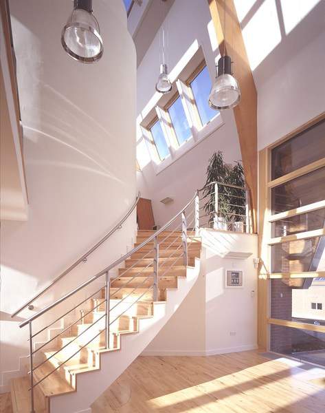 图一 : 将阳光导入到建筑物之中来进行照明，也可达到节能减碳的目的。