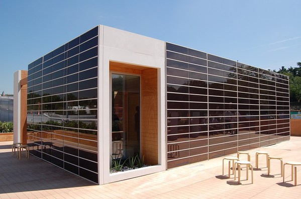 图四 : 染料敏化太阳能电池可直接结合建筑设计，是前景十分看好的太阳发电技术之一。
