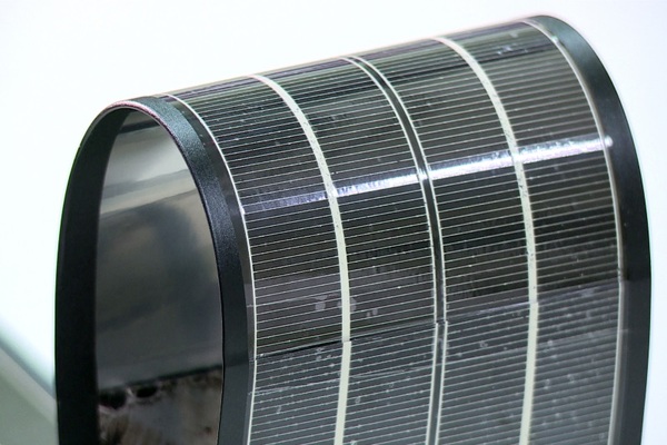 圖一 : 　薄膜型太陽電池具備可撓曲、可折疊等特性，適用範圍更為廣泛。