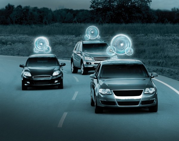 圖2 : 智慧交通系統可分為兩類－車輛與道路，車輛部份主要設備是車載電腦，透過車載電腦讓車輛達到智慧化目標。(Source: Richardvanhooijdonk)