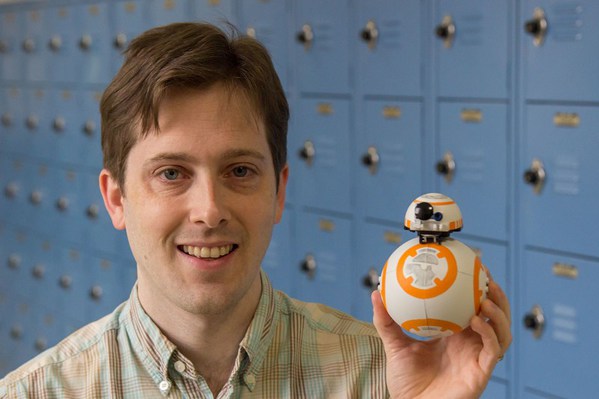 图2 : TI工程师Mark Smiley用乐高打造星际大战BB-8可爱机器人