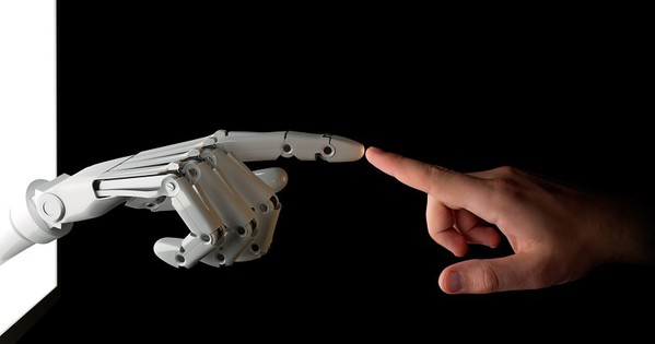 圖2 :  機器手臂與人的共工，將會是智慧製造系統的設計重點。(Source: Engineers Journal)
