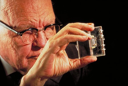 圖一 : Jack Kilby於1958年向全世界展示了第一顆能夠正常運行的積體電路（Source：Texas Instruments）