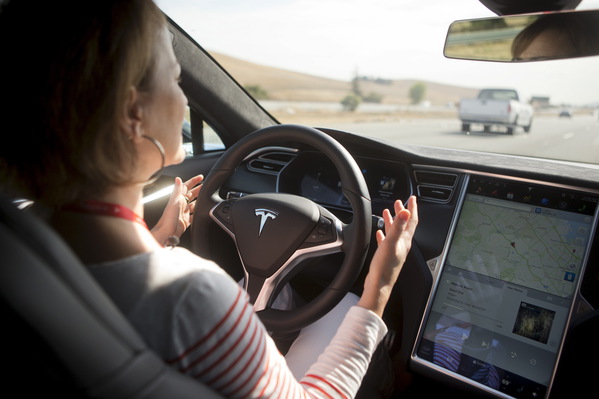 图一 : 自动驾驶至今仍是车联网最受瞩目的话题。预估再过几年，半自动驾驶已可以在市场普及。 （Source：Newsweek）