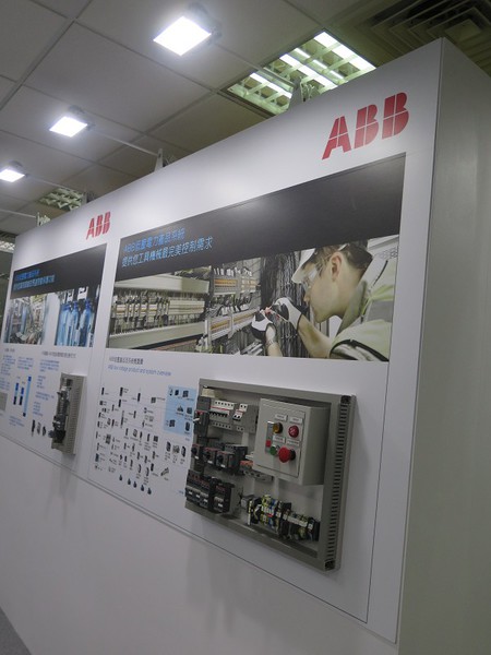 图三 : ABB展出了一系列工具机专用的控制盘解决方案，包括接触器、电驿等设备。 (摄影／王明德)