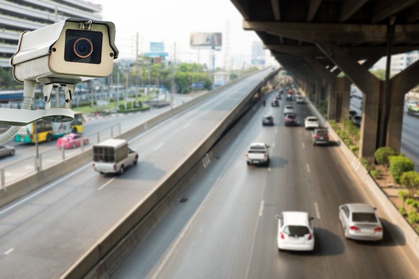 图二 : 安装在智慧型运输系统的工业相机，即使处在不利条件下，也能提供持续的交通监控。
