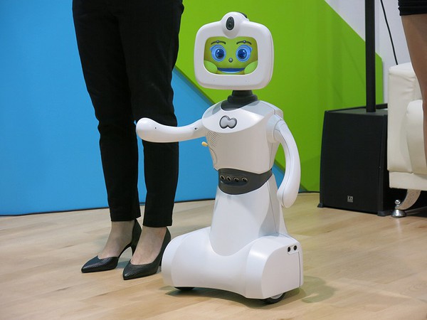 图二 : 有别于华硕所推出的ZenBo需要蹲下才能使用触控介面，Robelf机器人的身高有85公分高，且头部可90度转动，可更符合人体工学操作。