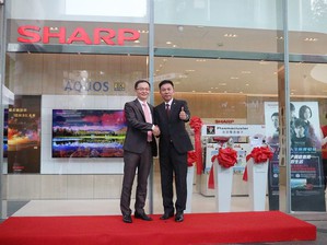 圖一 : 台灣夏普與震旦通訊二大品牌聯手打造「夏普震旦複合式通路一號店」今日揭幕,震旦通訊廖慶章總經理(右)與台灣夏普張凱傑總經理(左)合影。