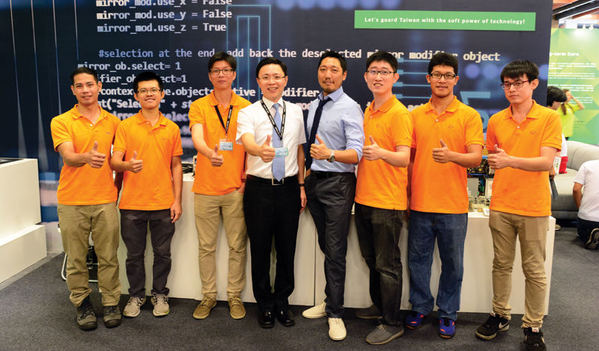 圖五 :   優勝奈米總經理許景翔（左四）與公司團隊