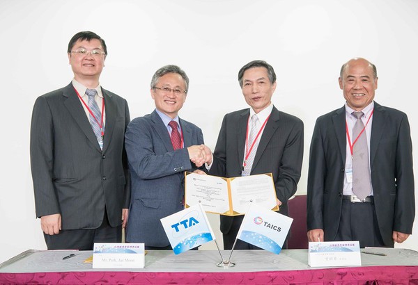 圖1 :  在「TAICS年度標準論壇」中，理事長曾鏘聲於論壇中與韓國電信技術協會（TTA）主席Park Jaemoon簽署合作備忘錄。