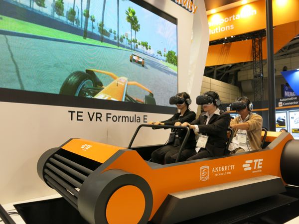 图3 :  也有厂商推出VR虚拟实境赛车，让与会者体验真实赛车感。