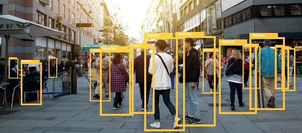 图1 : 微软亚洲研究院所研发的人工智慧技术已能清楚辨识图像物件，包括人。