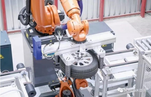 圖4 : 在全自動操作中，車輪機械手按隨機順序抓取各類車輪，並把它們精確地固定到粘合機器人上方。