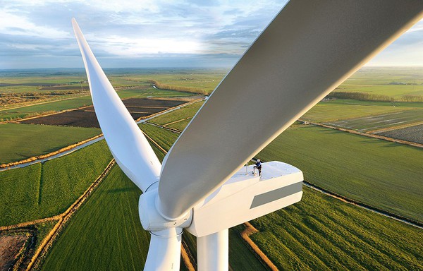 图2 : 风力发电机的发电功率与叶片面积成正比。（Source: WindEurope）