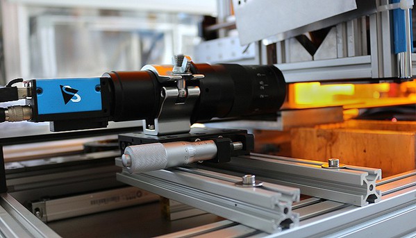 图1 :  iPrint's 喷墨列印技术教育训练，DMK 33GP031 GigE黑白工业相机用於喷墨监测印刷分析。
