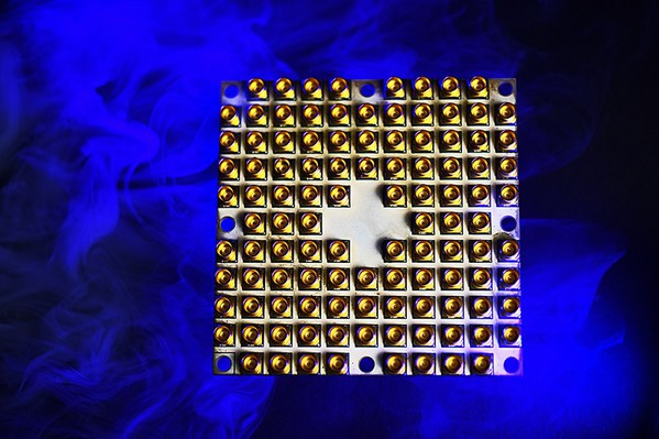 图4 : 今年的CES展上，英特尔发表了49超导体量子位元（qubit）的测试晶片。（source:英特尔）