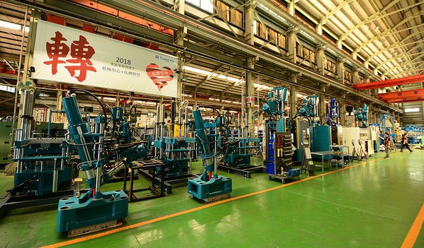 图2 : 东毓旗下一系列的成型机台都在其整洁有条理的厂房中生产制造。