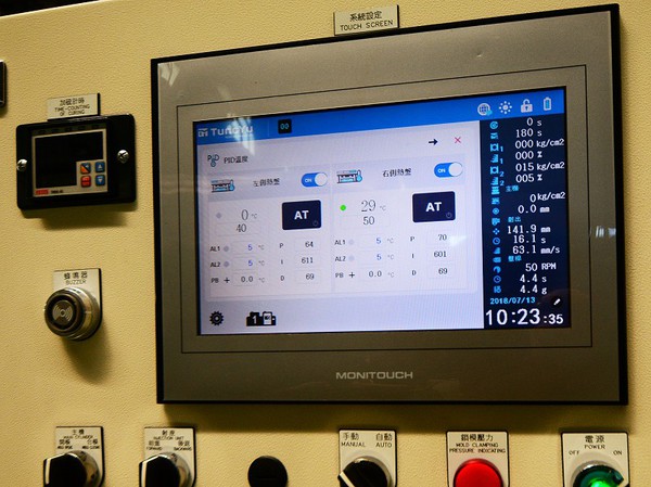 图3 : 可视化的控制系统，能即时提供目前机台的生产状况。