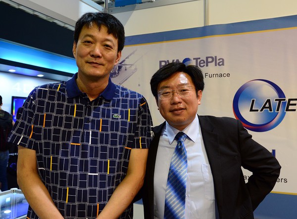 图3 : 瀚天天成电子科技销售??总裁司马良亮（左）与代理商台湾磊拓科技总经理蔡国基（右）。