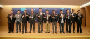 圖一 : 資策會與區塊鏈新創共識科技共同聯手舉辦的區塊鏈大型產業技術峰會於今(29)日盛大登場，圖為貴賓會後合影