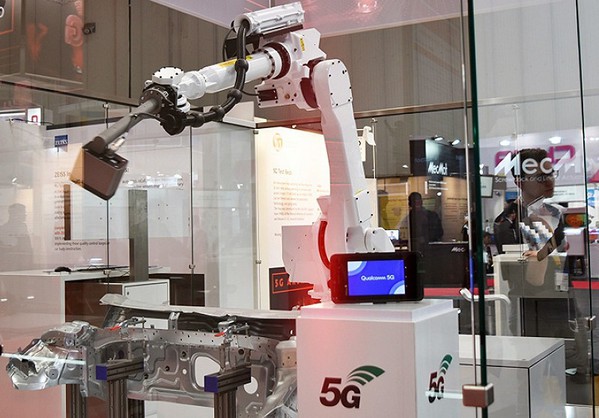 图3 : 德国卡尔蔡司(Carl Zeiss)展示了机器人和5G整合後的最新应用技术（source: Robot-digest）