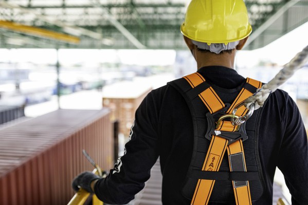 图2 : 为防止坠落，营造业者都会要求高空施工人员必须在身上挂好安全绳索。（source: Builder Magazine）