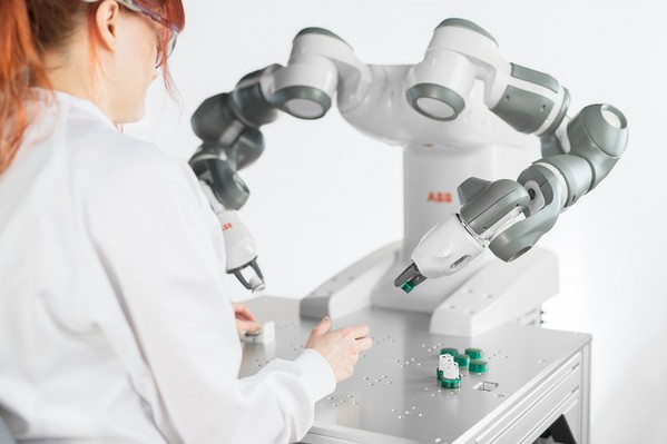 图五 : 除了产线外，协作机器人也开始出现在多种工作场合上，如医检。（source: ABB）