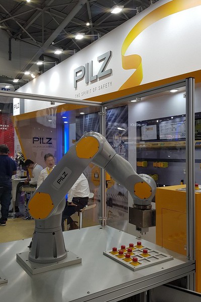 图2 : 皮尔磁今年展出首次在台亮相的PILZ服务机器人模组，并以此机械手臂示范操作一条龙的创新服务。 （摄影／王明德）