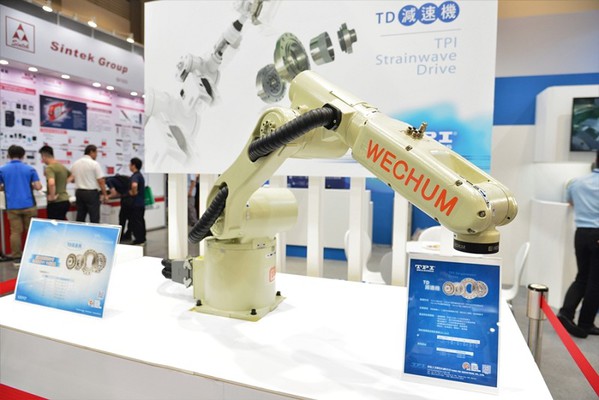 圖7 : 東培工業公司在今年台北國際自動化展出的威創機械手臂，於6軸便全面採用東培TD諧和式減速機。（攝影／陳念舜）