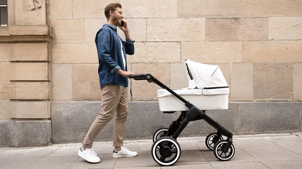 圖二 : e-stroller可大幅改善父母的推車姿勢，在不同使用情境下，都能更加省力（source：Bosch）
