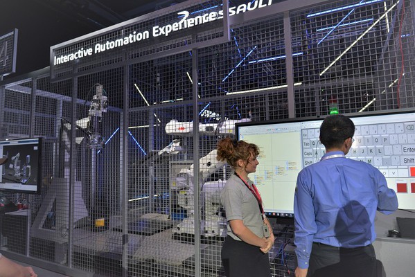 图2 : 大会安排8区工作站，让与会者互动体验达梭系统3D EXPERIENCE平台效能，展示一家汽车制造公司可在虚拟平台上完成从工厂新产线规划到维护等工作。（摄影／陈念舜）