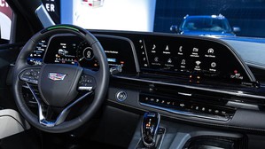 图一 : 2021年Escalade搭载LGD P-OLED面板