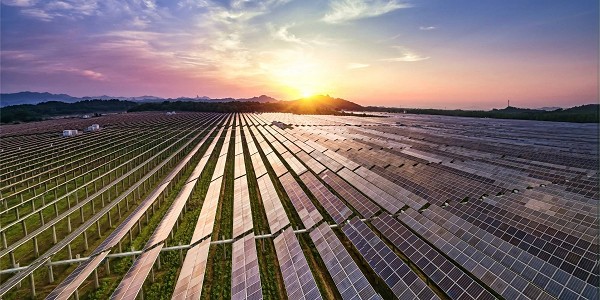 图一 :  太阳能光伏发电产业正历经急遽成长，全球有近8成的PV设备在过去五年间展开部署。