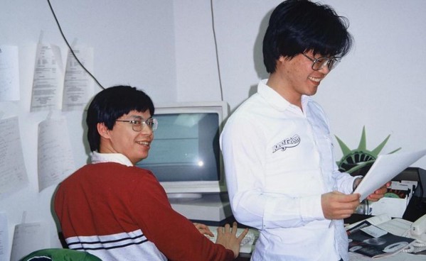 图十一 : HFSS的早期主要研发者：孙定国（左）和李金发（右），都是Zoltan Cendes的学生，他们的出色工作奠定了HFSS作为电磁模拟黄金工具的基础，当时还是风华正茂的青年学者