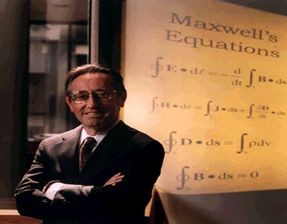 图九 : Ansoft的创始人，HFSS之父 Zoltan J Cendes教授，其身后的积分形式的马克斯威尔方程式看起来像是乐谱，充满美感