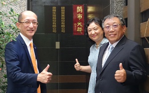 圖一 : 佳世達醫療艦隊再添新成員國韶實業，左起為佳世達旗下的明基透析總經理兼國韶實業董事長黃士修、原國韶董事長宋惠玲、國韶總經理林育民。