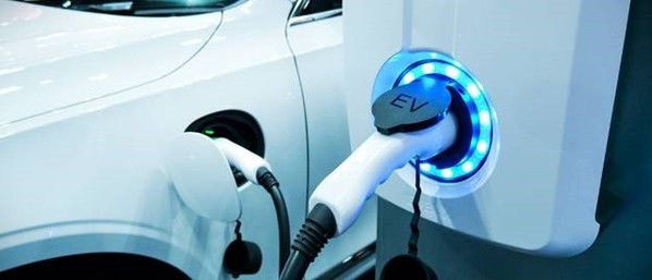 图一 : 新能源汽车的范畴包括纯电动汽车、??电式混动汽车和燃料电池汽车，而中国是??电式汽车和电动公车数量最多的市场。